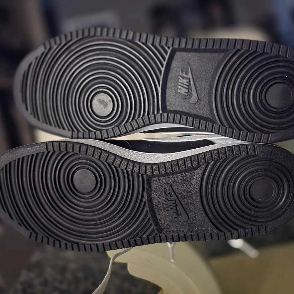 Nike Men's Black and White Sneakers - Picture 8 of 16